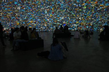 Sanat müzesini ziyaret et.