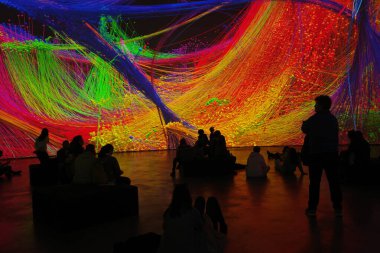 Sanat müzesini ziyaret et.