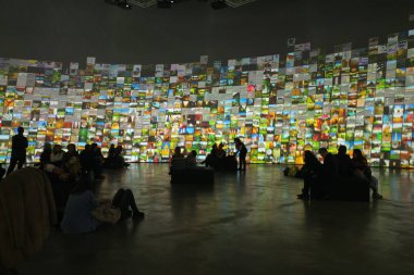 Sanat müzesini ziyaret et.