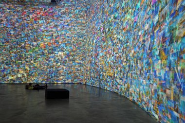 Sanat müzesini ziyaret et.