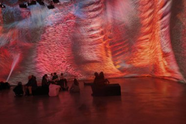 Sanat müzesini ziyaret et.