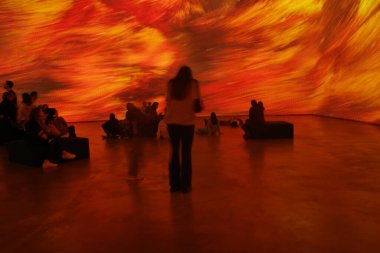 Sanat müzesini ziyaret et.