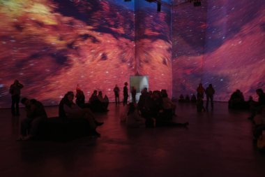 Sanat müzesini ziyaret et.