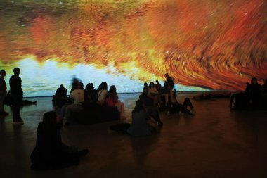 Sanat müzesini ziyaret et.