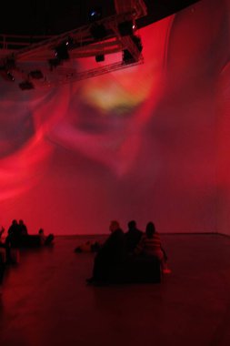 Sanat müzesini ziyaret et.