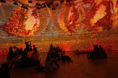 Sanat müzesini ziyaret et.