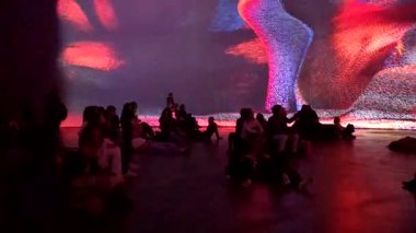 Müzedeki etkileyici sanat eseri.