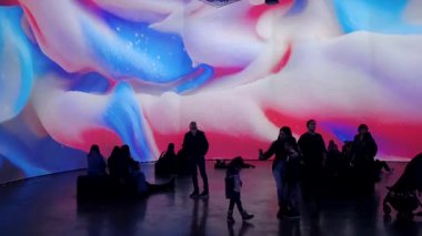 Müzedeki etkileyici sanat eseri.