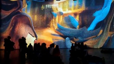 Müzedeki etkileyici sanat eseri.