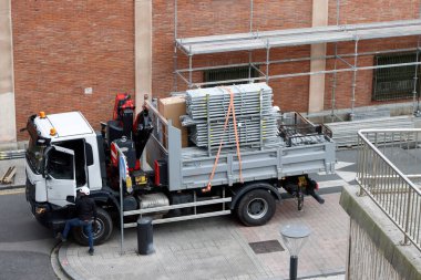 Tuğla binanın ön cephesini onarmak için ilk aşama.