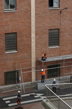 Tuğla binanın ön cephesini onarmak için ilk aşama.