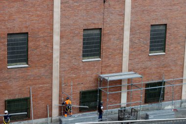 Tuğla binanın ön cephesini onarmak için ilk aşama.