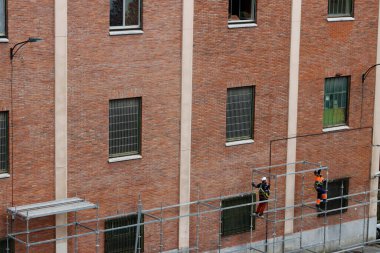 Tuğla binanın ön cephesini onarmak için ilk aşama.