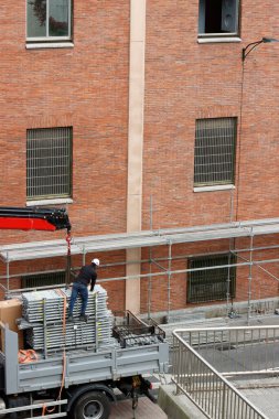 Tuğla binanın ön cephesini onarmak için ilk aşama.