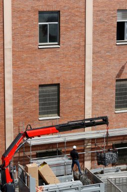 Tuğla binanın ön cephesini onarmak için ilk aşama.