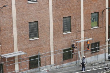 Tuğla binanın ön cephesini onarmak için ilk aşama.