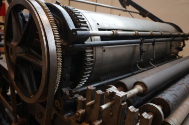  Mağazadaki eski makine.