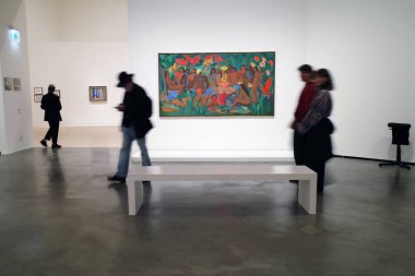 Sanat müzesini ziyaret et.