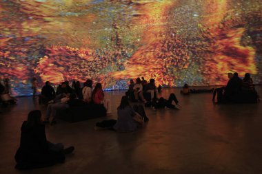 Sanat müzesini ziyaret et.