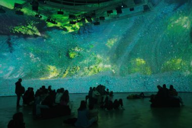 Sanat müzesini ziyaret et.