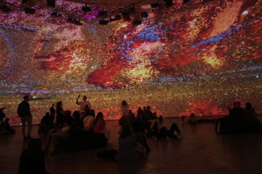 Sanat müzesini ziyaret et.