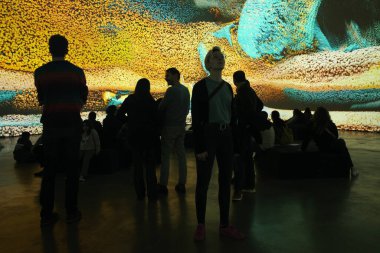 Sanat müzesini ziyaret et.