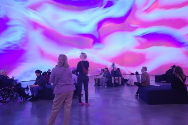 Sanat müzesini ziyaret et.