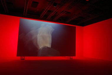 Sanat müzesini ziyaret et.