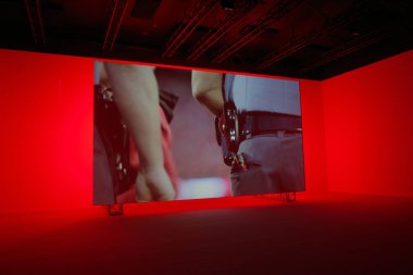 Sanat müzesini ziyaret et.