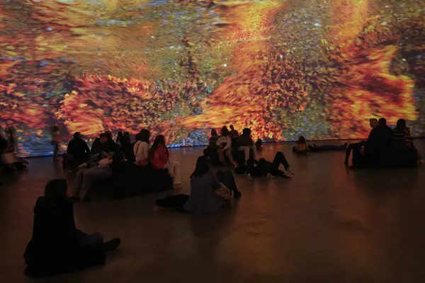 Sanat müzesini ziyaret et.