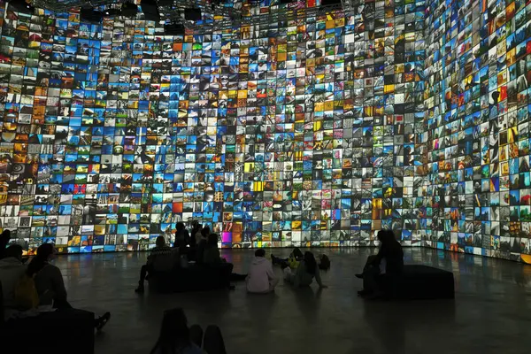 Sanat müzesini ziyaret et.