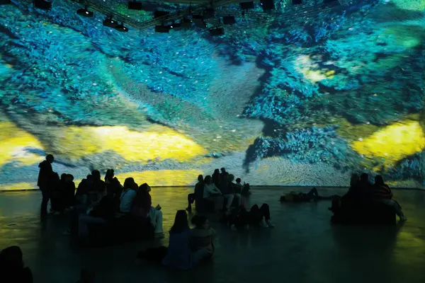 Sanat müzesini ziyaret et.