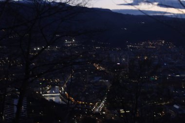 Şehir parkında kış gecesi