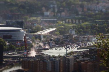 Nehirdeki futbol kulübü kutlamaları sırasında Bilbao 'nun hava manzarası