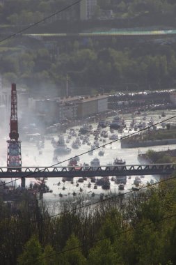 Nehirdeki futbol kulübü kutlamaları sırasında Bilbao 'nun hava manzarası