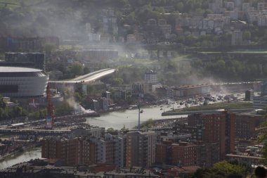 Nehirdeki futbol kulübü kutlamaları sırasında Bilbao 'nun hava manzarası