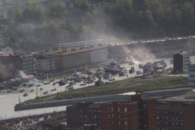 Nehirdeki futbol kulübü kutlamaları sırasında Bilbao 'nun hava manzarası