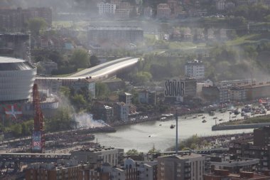 Nehirdeki futbol kulübü kutlamaları sırasında Bilbao 'nun hava manzarası