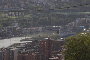 Nehirdeki futbol kulübü kutlamaları sırasında Bilbao 'nun hava manzarası