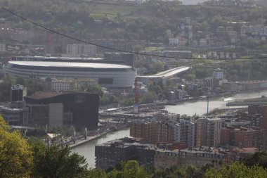 Nehirdeki futbol kulübü kutlamaları sırasında Bilbao 'nun hava manzarası