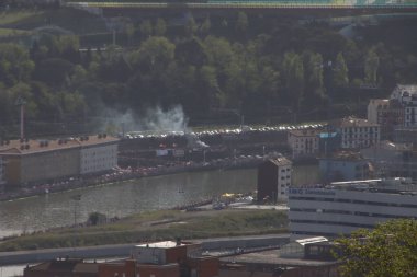 Nehirdeki futbol kulübü kutlamaları sırasında Bilbao 'nun hava manzarası