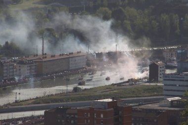 Nehirdeki futbol kulübü kutlamaları sırasında Bilbao 'nun hava manzarası