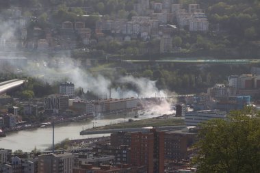 Nehirdeki futbol kulübü kutlamaları sırasında Bilbao 'nun hava manzarası