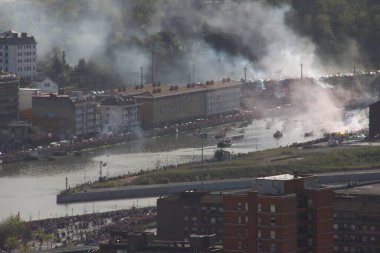 Nehirdeki futbol kulübü kutlamaları sırasında Bilbao 'nun hava manzarası