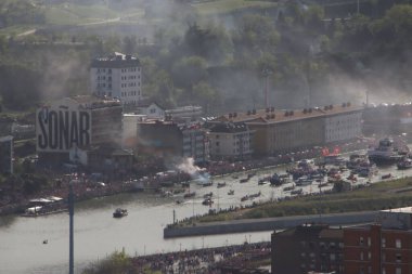 Nehirdeki futbol kulübü kutlamaları sırasında Bilbao 'nun hava manzarası
