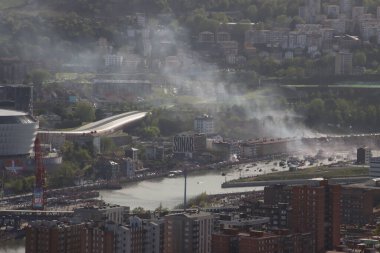 Nehirdeki futbol kulübü kutlamaları sırasında Bilbao 'nun hava manzarası