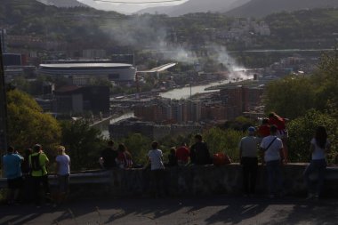Nehirdeki futbol kulübü kutlamaları sırasında Bilbao 'nun hava manzarası