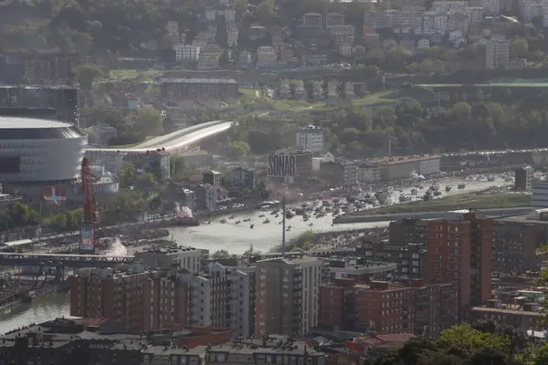 Nehirdeki futbol kulübü kutlamaları sırasında Bilbao 'nun hava manzarası