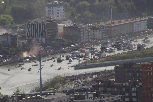 Nehirdeki futbol kulübü kutlamaları sırasında Bilbao 'nun hava manzarası
