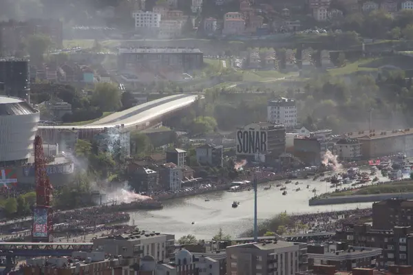 Nehirdeki futbol kulübü kutlamaları sırasında Bilbao 'nun hava manzarası